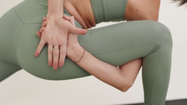 Huzurlu Bir Stüdyo Ortamında Ileri Düzey Yoga Yapan Bir Kadının — Stok video