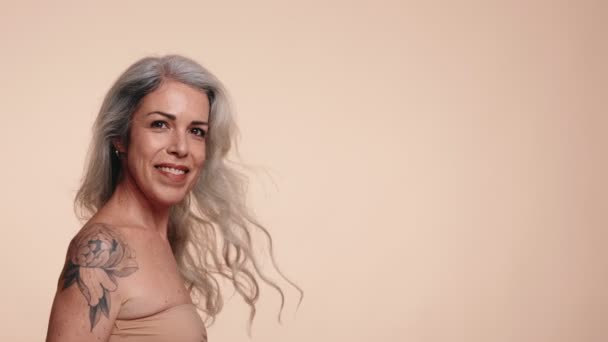 Energisk Äldre Kvinna Med Tatuering Uttrycker Glädje Och Självförtroende Med — Stockvideo