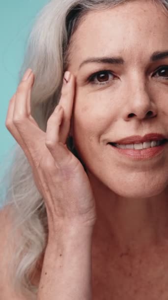 Zbliżenie Pełnej Wdzięku Starszej Kobiety Prezentującej Swoje Oszałamiające Srebrne Włosy — Wideo stockowe