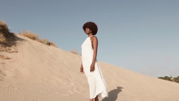Stilren Afroamerikansk Kvinna Vit Klänning Står Tryggt Lugn Ökenmiljö Förkroppsligande — Stockvideo