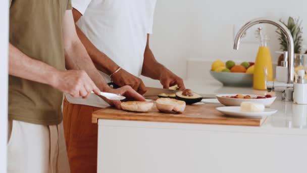 Unrecognizable Interracial Gay Couple Enjoying Domestic Life While Preparing Healthy — Stock Video
