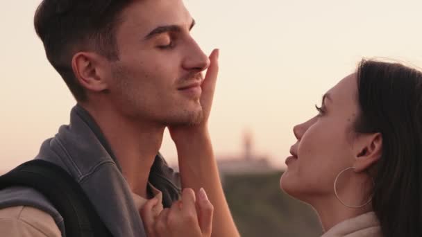 Una Giovane Coppia Condivide Tenero Bacio Con Bellissimo Sfondo Tramonto — Video Stock