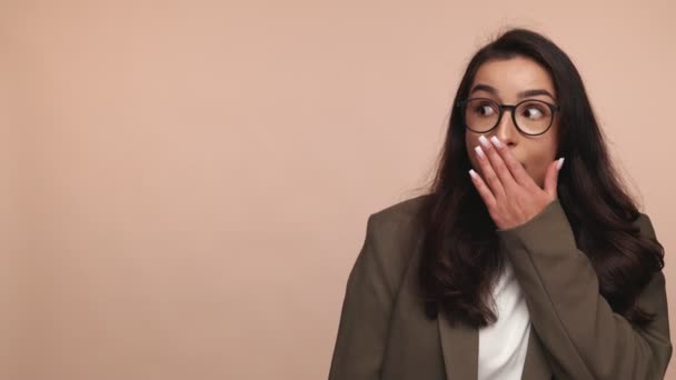 Vuxen Kvinna Affärskläder Glasögon Tittar Sidan Med Ett Överraskat Uttryck — Stockvideo