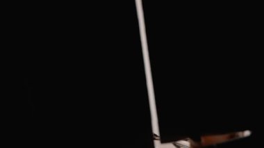 Teslimat kutusunu açan çok mutlu bir adamın eşsiz perspektifi. Yeni bir alışveriş almanın heyecanını ve heyecanını yakalıyor..