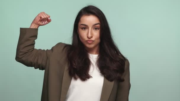 Wzmacniana Kobieta Luźnym Stroju Napina Mięśnie Ramion Pokazując Siłę Pewność — Wideo stockowe