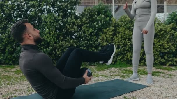 Různí Kamarádi Cvičení Zapojují Fitness Rutiny Mužem Provádějícím Břišní Cvičení — Stock video