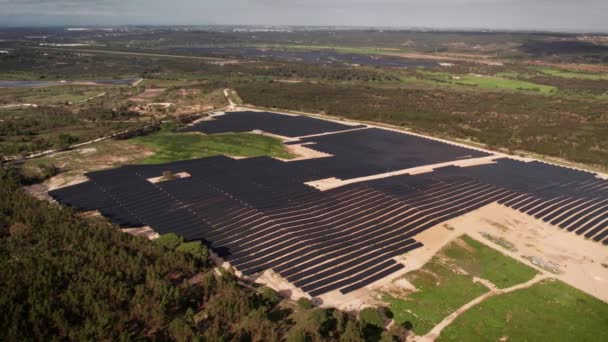 Yukarıda Bir Güneş Paneli Fabrikasının Geniş Inşaat Alanının Görüntülenmesi Yenilenebilir — Stok video