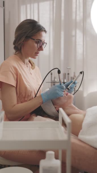 美容师在美容院实施微电流面部治疗 促进肌肤年轻化及抗衰老护理 — 图库视频影像