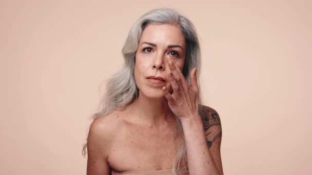 Sebevědomá Žena Středního Věku Tetováním Stylovými Šedými Vlasy Jemně Dotýkající — Stock video