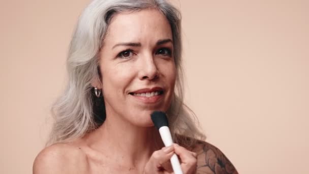 Retrato Una Mujer Madura Confiada Que Aplica Maquillaje Con Cepillo — Vídeo de stock