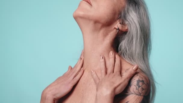 Ældre Kvinde Værdsætter Hendes Glatte Hud Rører Hendes Hals Fremvisning – Stock-video