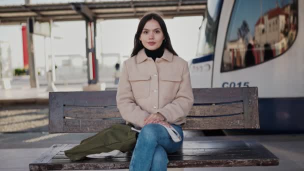 Çağdaş Bir Tramvay Istasyonunda Toplu Taşıma Bekleyen Genç Bir Kadın — Stok video