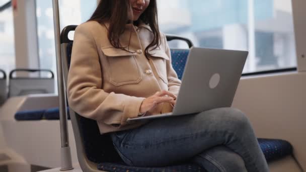以通勤者多任务为重点 在繁忙的电车上旅行时使用笔记本电脑 体现了现代的机动性和工作生活 — 图库视频影像