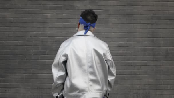 Κομψός Γενειοφόρος Άντρας Streetwear Γυρίζει Ρίξει Μια Ματιά Στην Κάμερα — Αρχείο Βίντεο