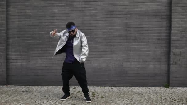 Танцівниця Хіп Хопу Демонструє Рух Міських Вуличних Танців Стильному Вуличному — стокове відео