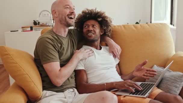 Glückliches Homosexuelles Paar Entspannt Sich Auf Der Couch Hause Und — Stockvideo