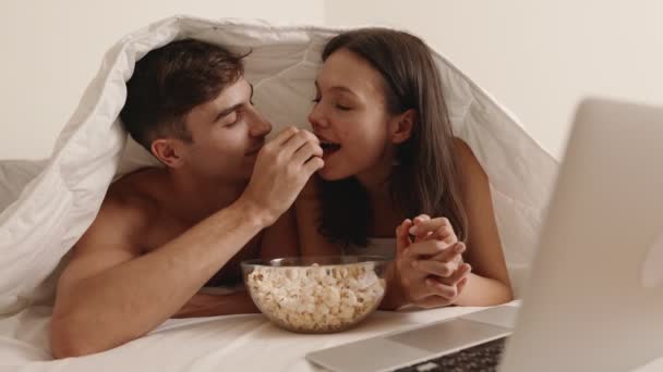 Coppia Intima Che Guarda Film Computer Portatile Condivide Popcorn Mentre — Video Stock