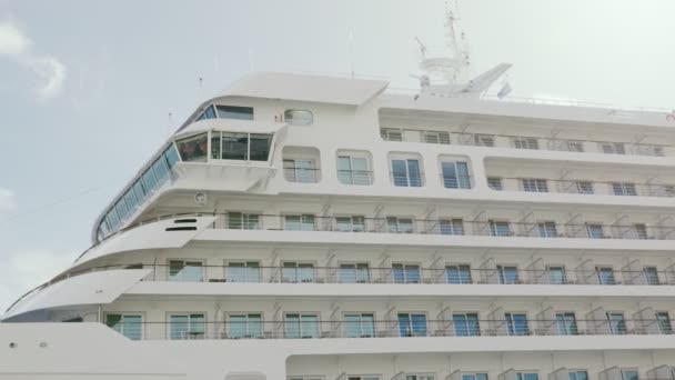 Sidesnitt Moderne Cruiseskip Som Viser Dekk Balkonger Navigasjonsutstyr Klar Himmel – stockvideo