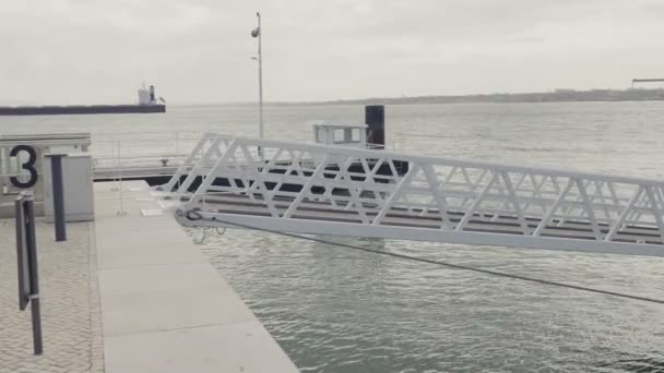 Muelle Ferry Desocupado Con Una Pasarela Metálica Situado Fondo Mar — Vídeos de Stock