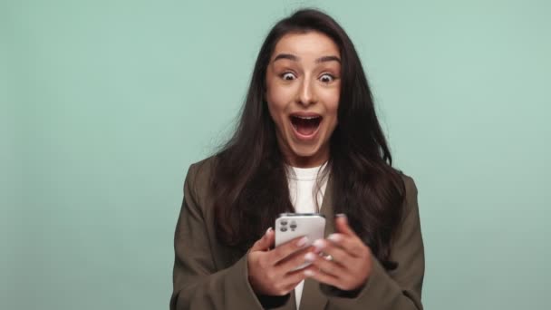 Überglückliche Junge Frau Mit Smartphone Feiert Einen Sieg Und Drückt — Stockvideo