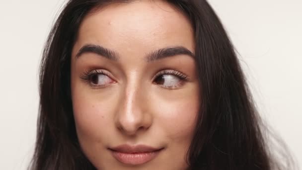 Vysoké Rozlišení Detailní Záběr Usmívající Mladé Ženy Tvář Ukazuje Její — Stock video