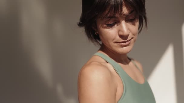 Detailní Záběr Brunetky Dospělé Ženy Józe Oblečení Vyzařující Důvěru Klid — Stock video