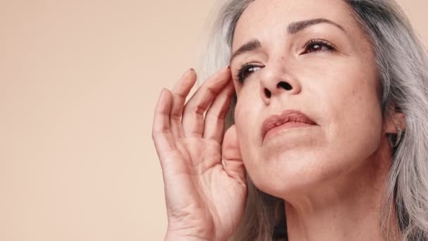 Cildine Dokunan Cilt Bakımını Sağlığını Temsil Eden Gri Saçlı Orta — Stok video