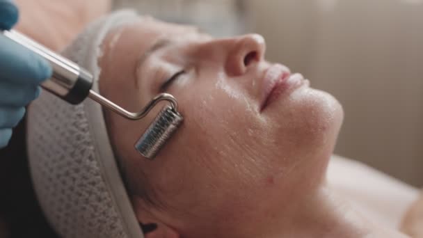 在专业护肤诊所进行的面部更新微电流疗法的特写 — 图库视频影像