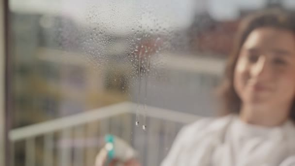 Bir Kadın Tarafından Temizlenen Çiğ Taneli Pencerenin Odaklanmış Görüntüsü Ortamlarında — Stok video