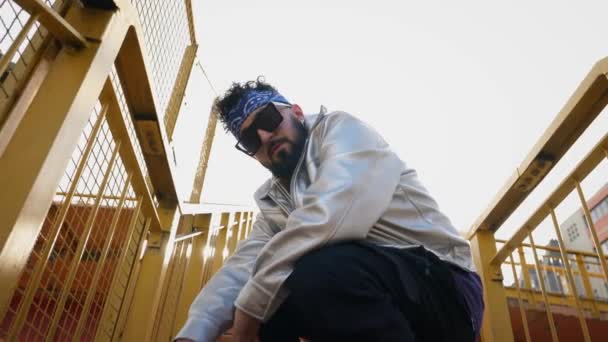 Módní Mladý Muž Slunečními Brýlemi Streetwear Dává Chladnou Pózu Pod — Stock video