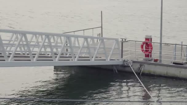 在一个空荡荡的渡轮码头 展示公共运输基建和救生圈的宁静景象 — 图库视频影像