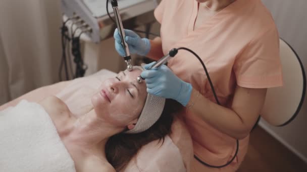 Cliente Desfruta Uma Relaxante Terapia Facial Microatual Administrada Por Esteticista — Vídeo de Stock