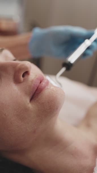Cosmetologist Profissional Que Executa Terapia Microcurrent Uma Cara Das Mulheres — Vídeo de Stock