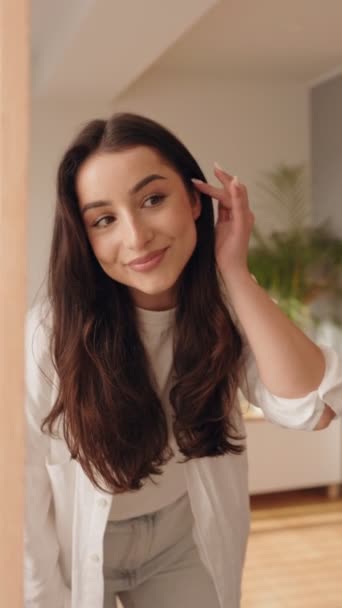 Wanita Elegan Dengan Pakaian Kasual Memperbaiki Gaya Rambutnya Saat Melihat — Stok Video