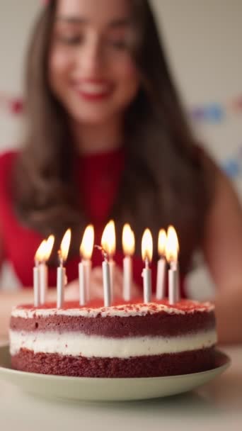 Jeune Femme Souriante Robe Rouge Avec Gâteau Anniversaire Allumé Premier — Video