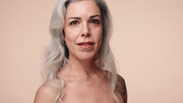 Retrato Uma Mulher Meia Idade Com Cabelos Grisalhos Abraçando Beleza — Vídeo de Stock
