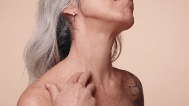 Närbild Mogen Kvinna Touching Neck Försiktigt Visar Naturliga Ålderslös Skönhet — Stockvideo