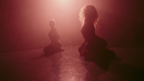 Mysterieus Artistiek Beeld Van Elegante Dansers Liggend Vloer Met Hun — Stockvideo