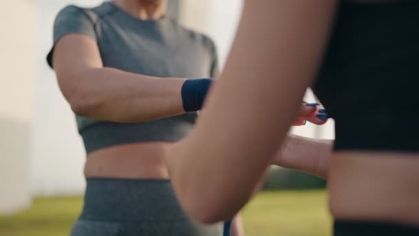 Две Спортивные Женщины Открытом Воздухе Обертывают Руки Голубыми Боксерскими Обертками — стоковое видео