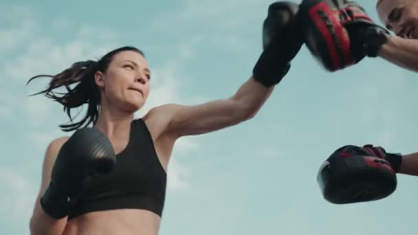 Två Kvinnor Deltar Boxning Utbildning Utanför Bär Handskar Och Kuddar — Stockvideo