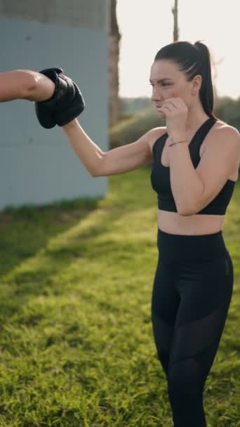 Uma Boxeadora Dedicada Pratica Socos Durante Uma Sessão Treinamento Livre — Vídeo de Stock