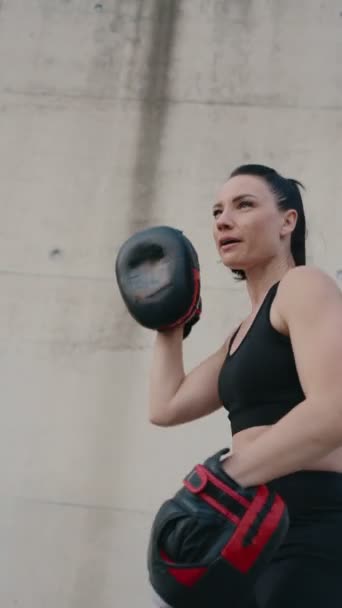 Två Partners Deltar Intensiv Boxningsdyna Träning Utomhus Med Fokus Fitness — Stockvideo