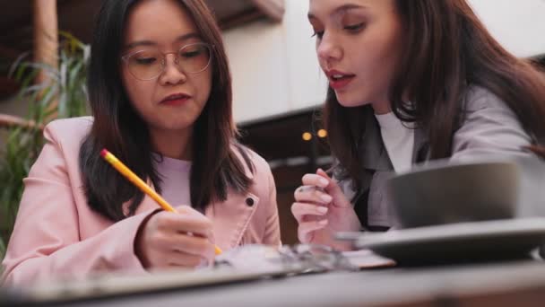 Bir Asyalı Kafkasyalı Genç Bir Kadın Bir Kafede Oturmuş Arkadaşlık — Stok video