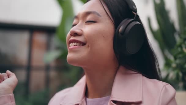 Gros Plan Une Jeune Femme Asiatique Joyeuse Écoutant Musique Avec — Video