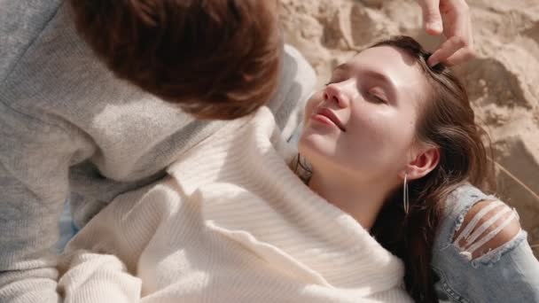 해변에서 사이의 여자와 남자의 무릎에 그녀의 머리를 사랑과 평온을 — 비디오