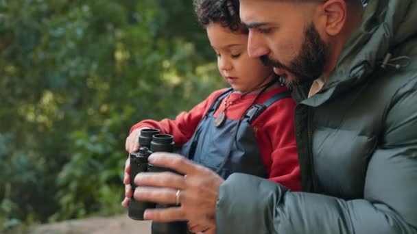 Bir Babanın Çocuğuna Orman Ortamında Dürbün Kullanmayı Öğrettiği Hassas Bir — Stok video