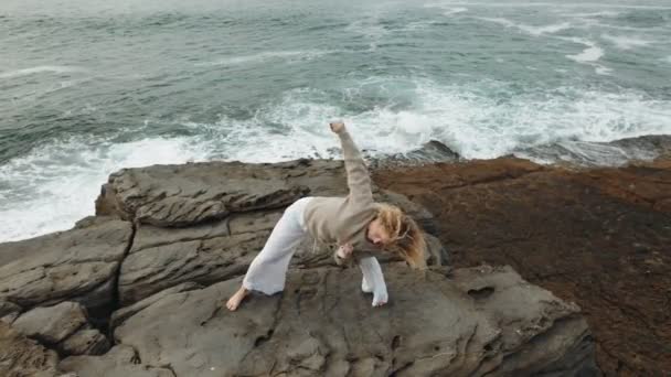 Eine Balletttänzerin Posiert Künstlerisch Auf Einer Felsigen Klippe Mit Turbulenten — Stockvideo