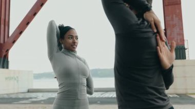 Spor meraklıları, antrenmandan önce kollarını arkalarına uzatarak, motivasyon ve arkadaşlığı somutlaştırarak dışarıda ısınırlar..