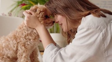 Alnına dokunan bir kadın ve köpeği arasındaki özel bağ ve sevgiyi gözler önüne seriyor..