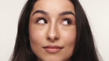 Yüksek çözünürlüklü bir yakın plan. İspanyol bir şahsın profili tarafsız bir arkaplana bakıyor..